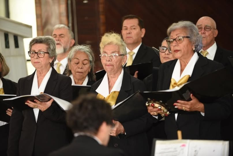 Cantar: el gesto simple que la ciencia confirma como una medicina para el alma y el cuerpo.