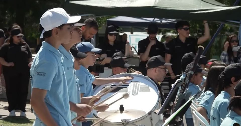 Más de 5.800 niños por semana aprenden música en Uruguay gracias a un programa que rompe barreras sociales.