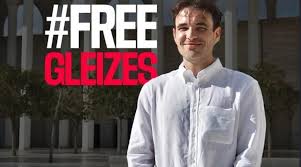 En algunos contextos, contar una historia puede convertirse en un riesgo personal, incluso cuando el objetivo es hablar de una pelota, una camiseta y una tribuna.